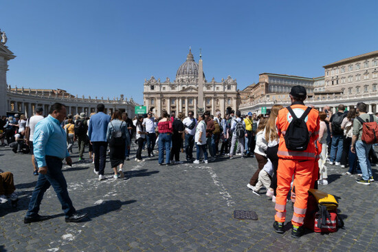 vatican-22nd-apr-2025-tourists-near-st-peters-square-the-day-after-the-death-of-pope-francis-credit-independent-photo-agencyalamy-live-news