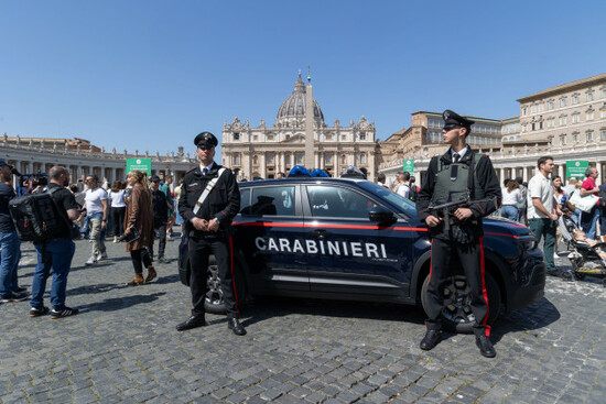 vatican-22nd-apr-2025-carabinieri-near-st-peters-square-the-day-after-the-death-of-pope-francis-credit-independent-photo-agencyalamy-live-news