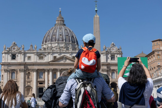 vatican-22nd-apr-2025-tourists-near-st-peters-square-the-day-after-the-death-of-pope-francis-credit-independent-photo-agencyalamy-live-news