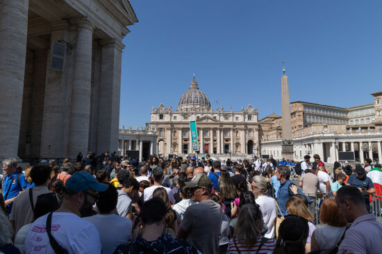 vatican-22nd-apr-2025-tourists-near-st-peters-square-the-day-after-the-death-of-pope-francis-credit-independent-photo-agencyalamy-live-news