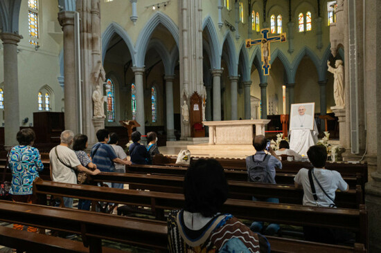 hong-kong-china-22nd-apr-2025-people-come-to-pay-tribute-to-his-holiness-pope-francis-at-the-catholic-cathedral-of-the-immaculate-conception-pope-francis-died-on-easter-monday-april-21-2025-at