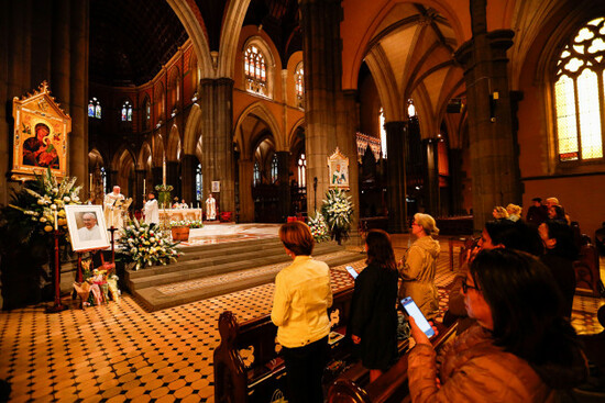 melbourne-australia-22-april-2025-people-gather-in-silence-at-st-patricks-cathedral-following-news-of-pope-francisi-death-more-than-five-million-australian-catholics-are-mourning-the-death-of-p