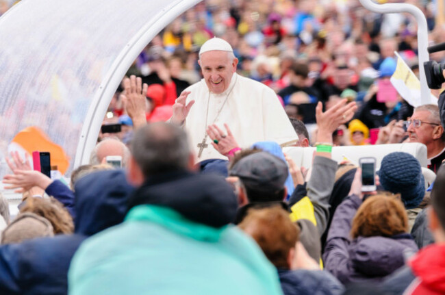 dublin-ireland-26082018-pope-francis-greets-the-crowd-at-phoenix-park