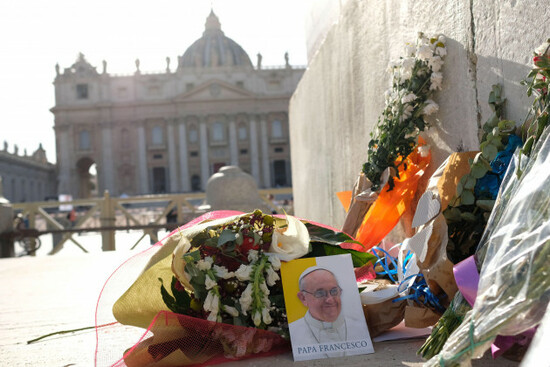 vatican-city-vatican-22nd-april-2025-faithful-leave-flowers-and-letters-to-pope-francis-in-st-peters-square-one-day-after-his-death-credit-camila-turriani-alamy-live-news
