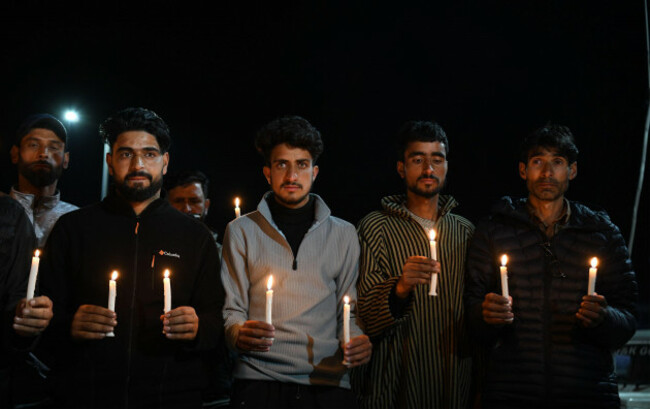 anantnag-jammu-and-kashmir-india-22nd-apr-2025-locals-in-pahalgam-staged-candle-light-protests-to-condemn-pahalgam-attack-at-least-26-people-were-killed-in-pahalgam-attack-when-gunmen-opened-fir