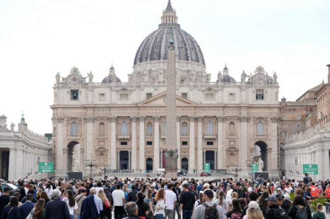 rome-italy-23rd-apr-2025-visitors-are-seen-near-the-vatican-following-the-popes-death-in-rome-on-april-23-2025-photo-by-jaap-arrienssipa-usa-credit-sipa-usalamy-live-news