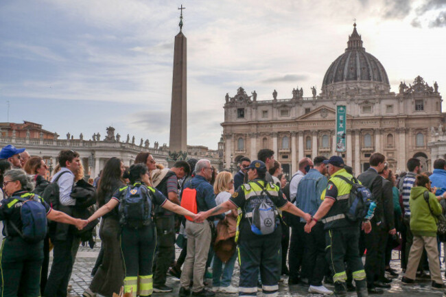 rome-23rd-apr-2025-04232025-rome-pilgrims-line-up-to-enter-st-peters-basilica-to-pay-homage-to-pope-francis-ps-the-photo-can-be-used-respecting-the-context-in-which-it-was-taken-and-withou