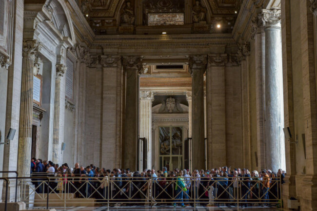 vatican-city-vatican-23rd-apr-2025-people-queue-inside-st-peters-basilica-to-pay-tribute-to-pope-francis-lying-in-state-following-his-death-pope-francis-died-on-april-21-and-will-remain-on-dis
