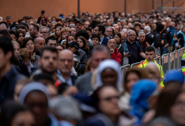 vatikanstadt-vatican-24th-apr-2025-the-faithful-line-up-at-st-peters-basilica-to-bid-farewell-to-pope-francis-before-the-funeral-on-26-04-2025-visitors-can-see-the-deceased-pope-once-again-at
