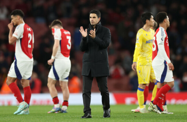 london-uk-23rd-apr-2025-mikel-arteta-manager-of-arsenal-applauds-the-fans-during-the-arsenal-vs-crystal-palace-premier-league-match-at-the-emirates-stadium-london-picture-credit-should-read-dav