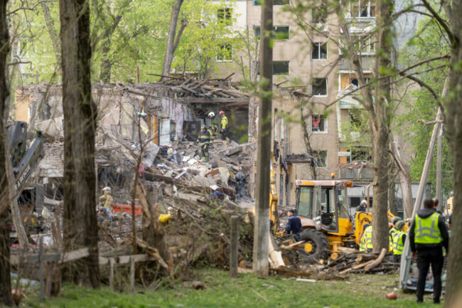 kyiv-kyiv-city-ukraine-24th-apr-2025-rescue-services-on-site-of-destruction-after-a-russian-missile-strike-on-ukraines-capital-kyiv-at-least-nine-people-have-been-killed-and-many-more-injured