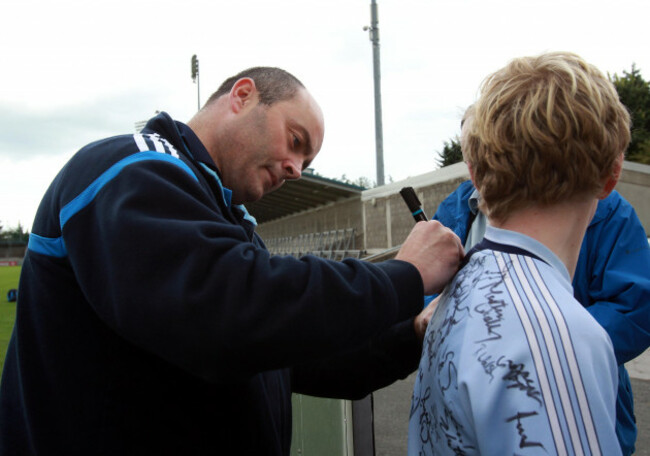 anthony-daly-signs-autographs