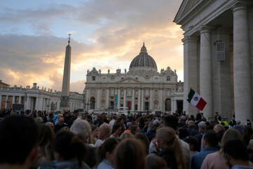people-gather-in-st-peters-square-at-the-vatican-thursday-april-24-2025-ap-photomarkus-schreiber
