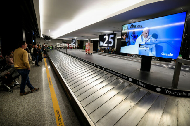 rom-italy-21st-apr-2025-at-rome-fiumicino-airport-a-monitor-displays-the-word-grazie-to-thank-the-pope-and-a-picture-of-pope-francis-the-world-mourns-the-death-of-pope-francis-the-head-of-mor