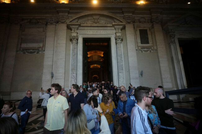 last-faithful-leave-after-paying-their-respect-to-pope-francis-lying-in-state-inside-st-peters-basilica-at-the-vatican-friday-april-25-2025-ap-photoalessandra-tarantino