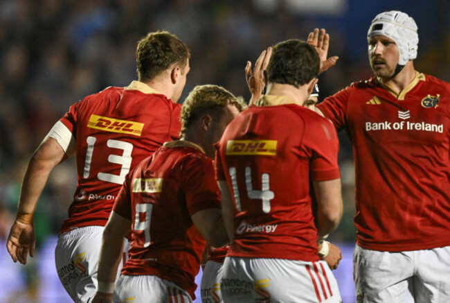 tom-farrell-celebrates-scoring-a-try-with-teammates