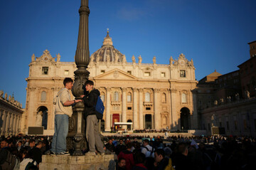 faithful-stand-in-a-lamppost-as-they-wait-for-the-funeral-of-pope-francis-to-begin-in-st-peters-square-at-the-vatican-saturday-april-26-2025-ap-photoemilio-morenatti