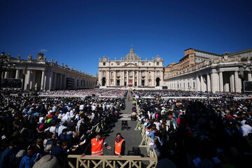 faithful-crowd-st-peters-square-for-the-funeral-of-pope-francis-at-the-vatican-saturday-april-26-2025-ap-photoandrew-medichini