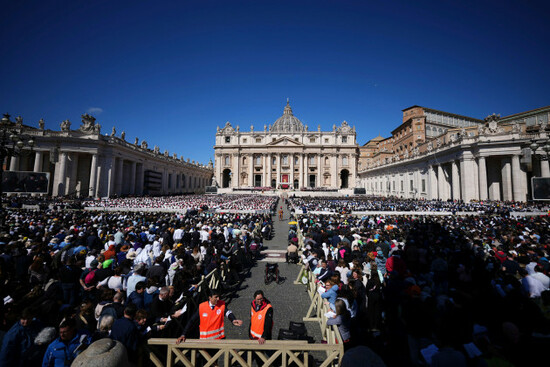 faithful-crowd-st-peters-square-for-the-funeral-of-pope-francis-at-the-vatican-saturday-april-26-2025-ap-photoandrew-medichini
