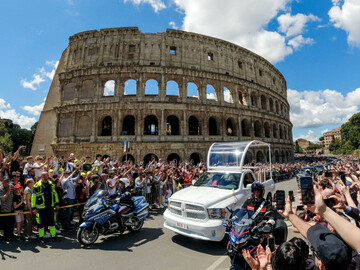 roma-italia-26th-apr-2025-corteo-funebre-di-papa-francesco-attraversa-roma-e-passa-al-colosseo-per-raggiungere-la-basilica-di-santa-maria-maggiore-luogo-della-tumulazione-roma-sabato-26-aprile-2