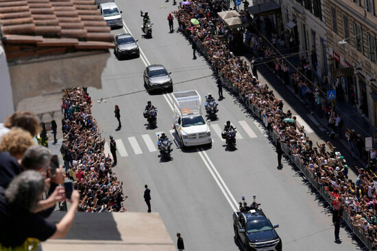 the-coffin-of-pope-francis-makes-its-way-to-st-mary-major-basilica-in-rome-saturday-april-26-2025-ap-photoluca-bruno