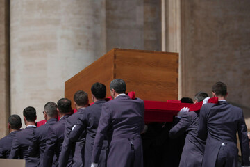 pallbearers-carry-the-coffin-of-pope-francis-in-st-peters-square-at-the-vatican-saturday-april-26-2025-ap-photoalessandra-tarantino