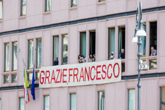 roma-italia-26th-apr-2025-il-feretro-di-papa-francesco-arriva-nella-basilica-di-santa-maria-maggiore-roma-sabato-26-aprile-2025-foto-roberto-monaldolapresse-pope-francis-coffin-arrives-at-t