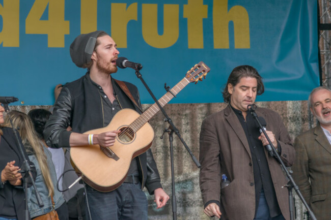 dublin-ireland-26th-august-2018-hozier-singing-at-stand-for-truth-protest-against-the-visit-of-the-pope-featuring-hozier-singer-credit-fabrice-jolivetalamy-live-news