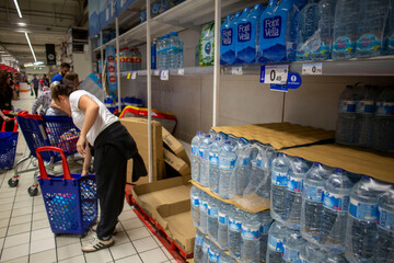madrid-madrid-spain-28th-apr-2025-people-buy-water-containers-to-keep-themselves-supplied-during-a-power-outage-in-spain-and-portugal-credit-image-luis-sotozuma-press-wire-editorial-u