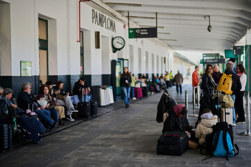 passengers-wait-at-a-train-station-during-a-nationwide-power-outage-in-pamplona-northern-spain-on-monday-april-28-2025-ap-photomiguel-oses