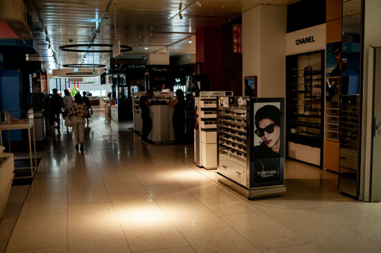 april-28-2025-barcelona-spain-interior-of-a-shopping-center-in-barcelona-during-a-general-blackout-affecting-spain-on-this-monday-28-april-2025-credit-image-jordi-boixareualamay-live-news