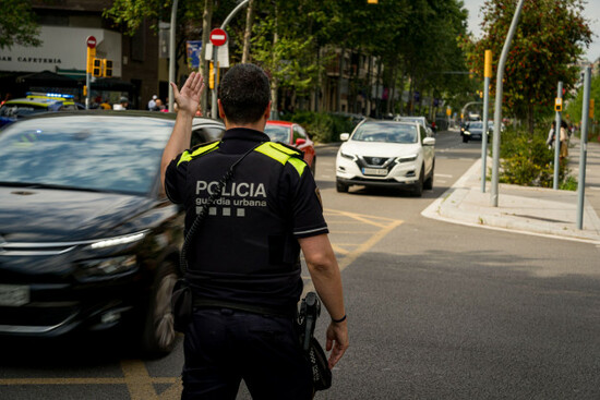 barcelona-spain-28th-apr-2025-policemen-are-seen-directing-traffic-during-the-blackout-a-massive-black-out-affected-the-iberian-peninsula-with-power-cuts-in-most-of-spain-and-portugal-the-cause