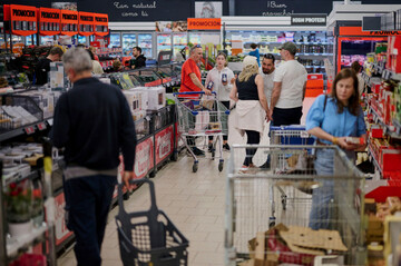 people-buy-food-at-a-local-supermarket-during-a-nationwide-power-outage-in-pamplona-northern-spain-monday-april-28-2025-ap-photomiguel-oses