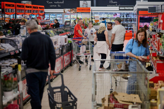 people-buy-food-at-a-local-supermarket-during-a-nationwide-power-outage-in-pamplona-northern-spain-monday-april-28-2025-ap-photomiguel-oses