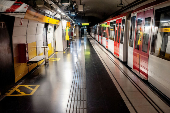 april-28-2025-barcelona-spain-the-barcelona-metro-is-out-of-service-during-a-general-blackout-affecting-spain-on-this-monday-28-april-2025-credit-image-jordi-boixareualamay-live-news