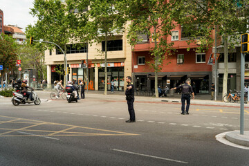 barcelona-spain-28th-apr-2025-policemen-are-seen-directing-traffic-during-the-blackout-a-massive-black-out-affected-the-iberian-peninsula-with-power-cuts-in-most-of-spain-and-portugal-the-cause
