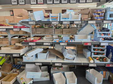 lisbon-portugal-28th-apr-2025-supermarket-with-empty-food-boxes-during-the-large-blackout-of-electricity-and-communication-networks-affecting-portugal-and-spain-leading-many-people-to-go-and-buy-s
