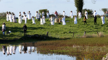 uisneach-ireland-5-may-2018-participants-in-this-years-bealtaine-fire-festival-rehearse-before-the-fire-pagent-on-the-hill-of-uisneach-on-may-5th-in-ancient-ireland-on-bealtaine-may-t