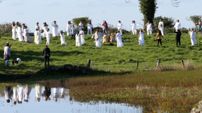 uisneach-ireland-5-may-2018-participants-in-this-years-bealtaine-fire-festival-rehearse-before-the-fire-pagent-on-the-hill-of-uisneach-on-may-5th-in-ancient-ireland-on-bealtaine-may-t