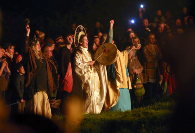 uisneach-ireland-5-may-2018-participants-in-this-years-bealtaine-fire-festival-on-the-hill-of-uisneach-on-may-5th-in-ancient-ireland-on-bealtaine-may-time-a-fire-was-lit-on-uisneach