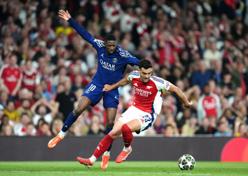paris-saint-germains-ousmane-dembele-left-and-arsenals-mikel-merino-battle-for-the-ball-during-the-uefa-champions-league-semi-final-first-leg-match-at-the-emirates-stadium-london-picture-date