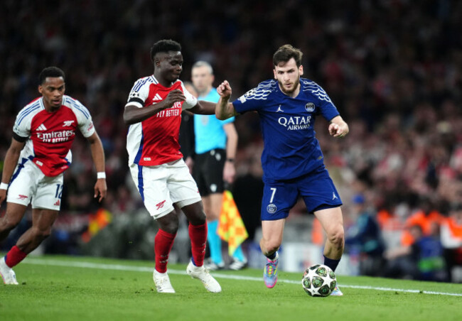 arsenals-bukayo-saka-and-paris-saint-germains-khvicha-kvaratskhelia-battle-for-the-ball-during-the-uefa-champions-league-semi-final-first-leg-match-at-the-emirates-stadium-london-picture-date-tu