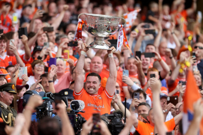 Aidan-forker-levanta-la-copa-sam-maguire