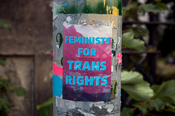 feminists-for-trans-rights-sticker-on-a-post-in-edinburgh-scotland-uk