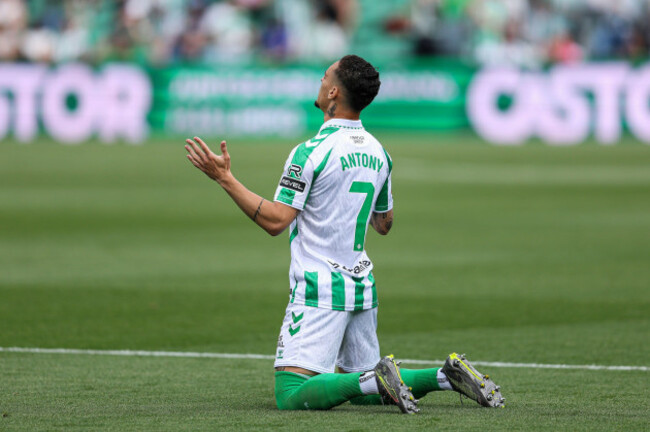 sevilla-spain-13th-apr-2025-antony-dos-santos-of-real-betis-during-the-la-liga-ea-sports-date-31-between-real-betis-and-villarreal-cf-played-at-benito-villamarin-stadium-on-april-13-2024-in-sevi