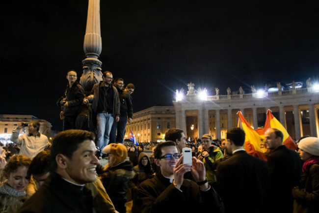 saint-peters-square-vatican-city-13032013-crowds-of-pilgrims-take-photos-moments-after-pope-francis-made-his-first-public-appearance