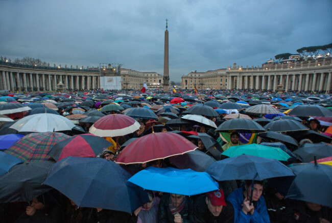 vatican-city-the-crowd-gather-at-st-peters-basilica-during-the-conclave-on-march-13-2013-vatican