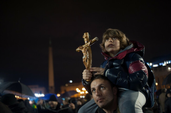 vatican-city-hundreds-of-faithfulls-wait-for-a-sign-of-smoke-in-st-peters-square-on-march-12-2013-vatican-vatican