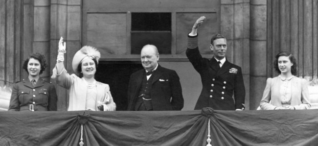 ve-day-royal-family-and-churchill-on-balcony