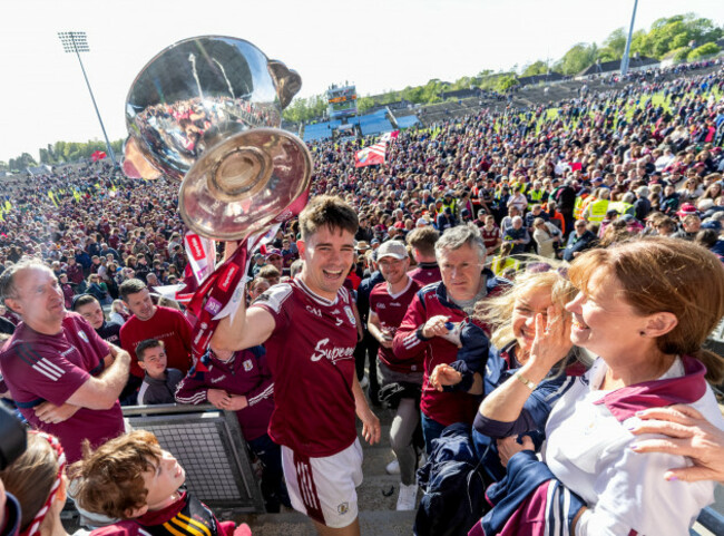 sean-kelly-with-the-nestor-cup